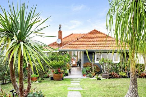 Photo of property in 26 Peter Terrace, Castor Bay, Auckland, 0620