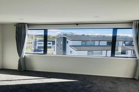 Photo of property in 12 Ingham Court, Fairview Heights, Auckland, 0632