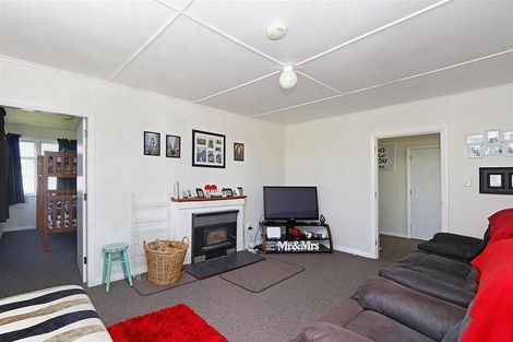 Photo of property in 18 Railway Street, Eltham, 4322