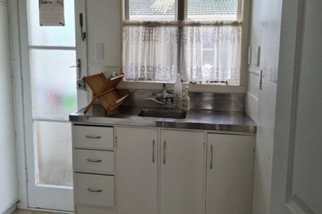 Photo of property in 2/124 Te Atatu Road, Te Atatu South, Auckland, 0610