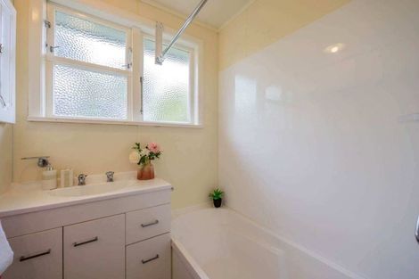 Photo of property in 4 Exmouth Road, Northcote, Auckland, 0627