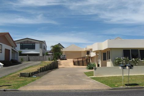 Photo of property in 8 Torkar Road, Clarks Beach, 2122