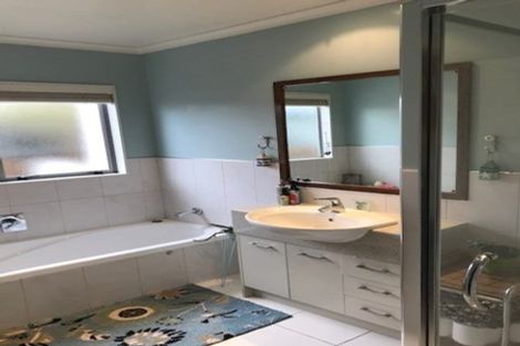 Photo of property in 48 Aurea Avenue, Pakuranga, Auckland, 2010