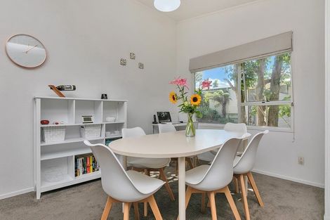 Photo of property in 10 Regency Place, Sunnynook, Auckland, 0632