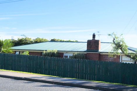 Photo of property in 14 Litten Road, Cockle Bay, Auckland, 2014