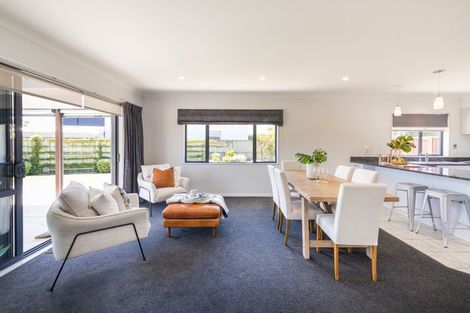 Photo of property in 30 Grand Oaks Drive, Awapuni, Palmerston North, 4412