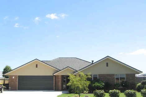 Photo of property in 5 Gwen Place, Redwood, Christchurch, 8051