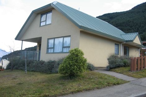 Photo of property in 2a Wye Place, Fernhill, Queenstown, 9300