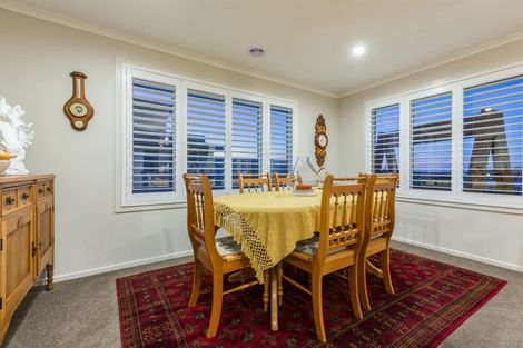 Photo of property in 86 Queen Charlotte Drive, Aotea, Porirua, 5024