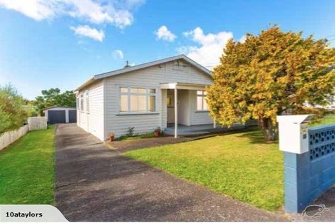 Photo of property in 15 Huia Road, Point Chevalier, Auckland, 1022
