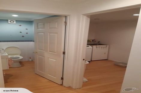 Photo of property in 18 Mountain Road, Henderson Valley, Auckland, 0612