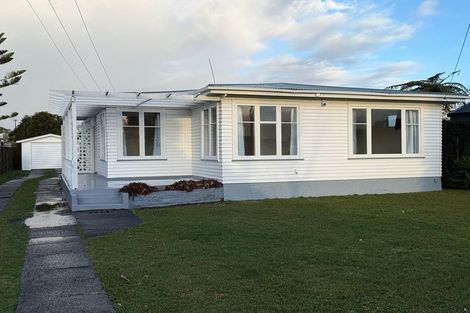 Photo of property in 17 Peachgrove Road, Te Atatu Peninsula, Auckland, 0610