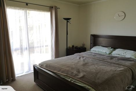 Photo of property in 8a Kingsclere Place, Goodwood Heights, Auckland, 2105