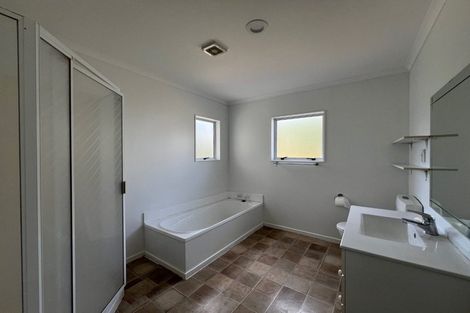 Photo of property in 8 Thornbill Rise, Unsworth Heights, Auckland, 0632