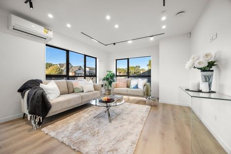 Photo of property in 1/31 Akoranga Drive, Northcote, Auckland, 0627