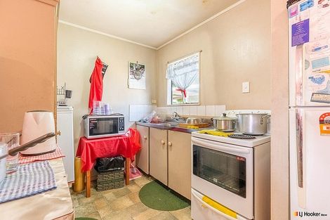 Photo of property in 2/12 De Bloge Place, Clendon Park, Auckland, 2103