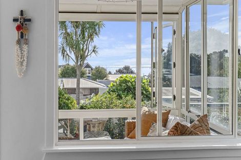 Photo of property in 37 Mcfarlane Street, Oakura, 4314