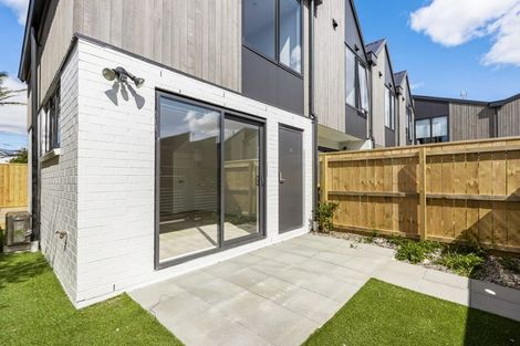Photo of property in 16/12 Tawa Road, Te Atatu Peninsula, Auckland, 0610