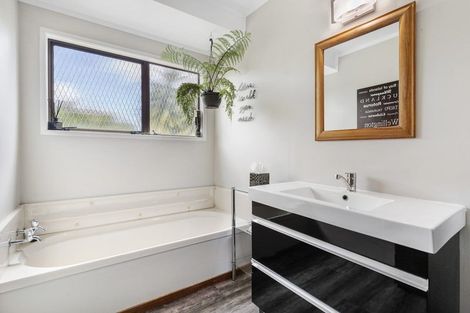 Photo of property in 5 Higham Ferrers Place, Red Beach, 0932