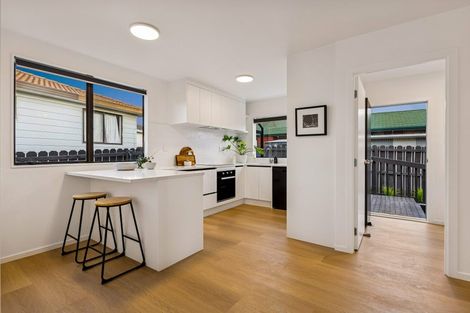 Photo of property in 2/4 Myna Place, Weymouth, Auckland, 2103