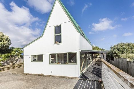 Photo of property in 117 Gloaming Hill, Titahi Bay, Porirua, 5022