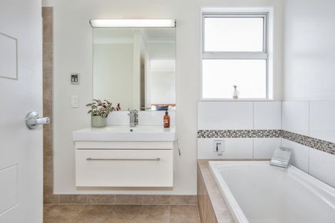 Photo of property in 26 Otupoa Way, Paraparaumu, 5032