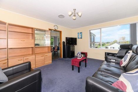 Photo of property in 37 Rosewarne Crescent, Glendene, Auckland, 0602