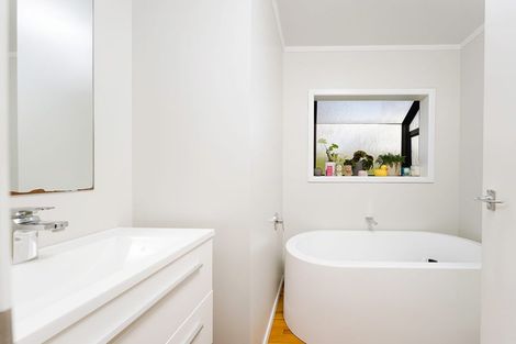 Photo of property in 5 Edgewood Way, Henderson, Auckland, 0612