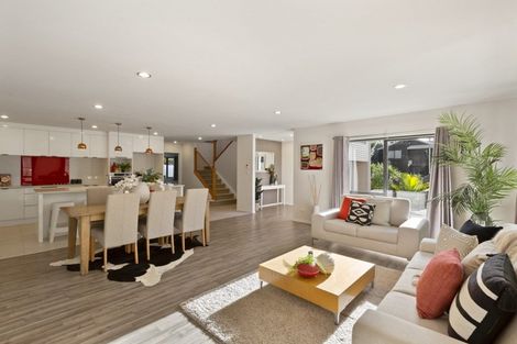 Photo of property in 2/41 Fairmount Road, Titirangi, Auckland, 0604