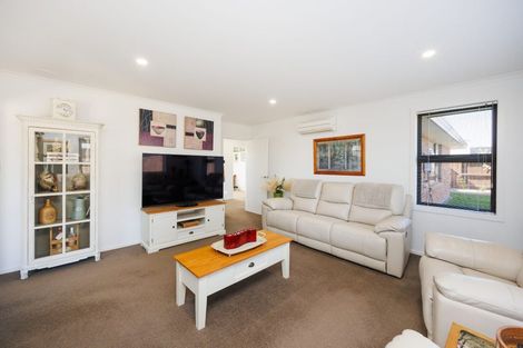 Photo of property in 18 Medallion Court, Kelvin Grove, Palmerston North, 4414