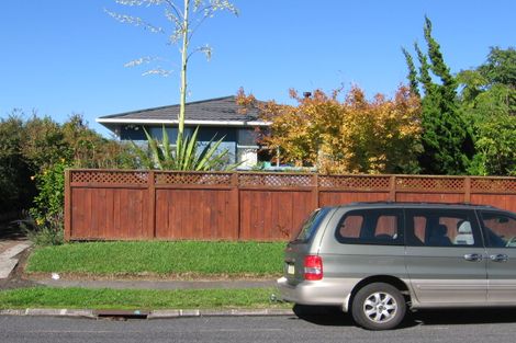 Photo of property in 121 Edgewater Drive, Pakuranga, Auckland, 2010
