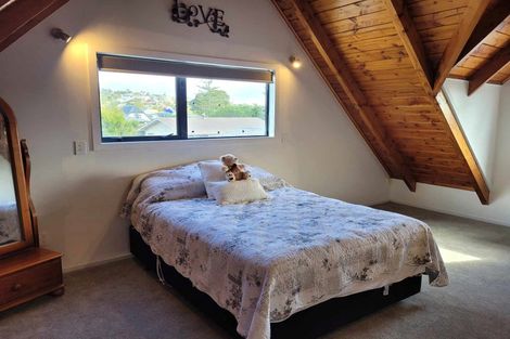 Photo of property in 38 Holiday Road, Stanmore Bay, Whangaparaoa, 0932