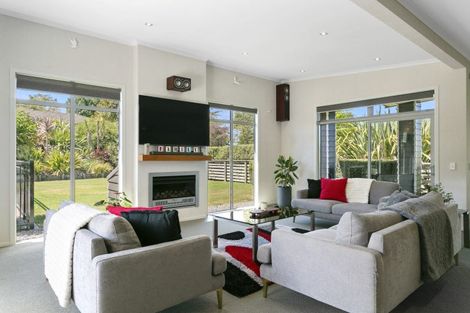 Photo of property in 27 Loch Views Road, Acacia Bay, Taupo, 3385