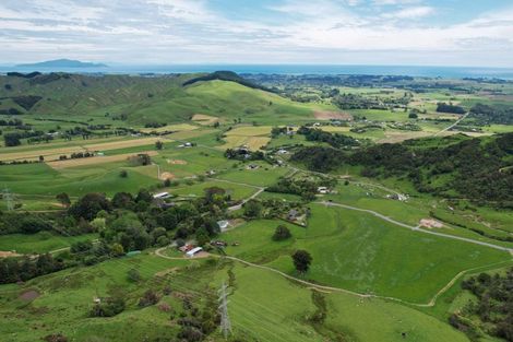 Photo of property in 13 Robertson Close, Manakau, 5583