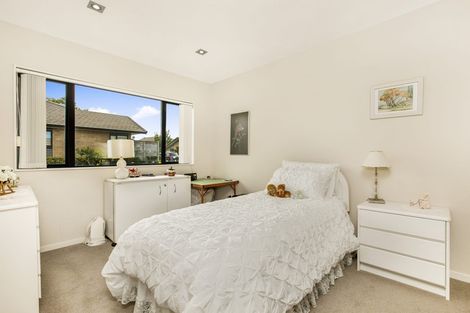 Photo of property in 46 Royalle Mews, Botany Downs, Auckland, 2010