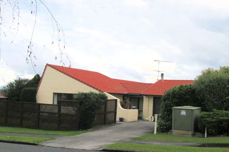 Photo of property in 8 St Simon Place, Botany Downs, Auckland, 2010