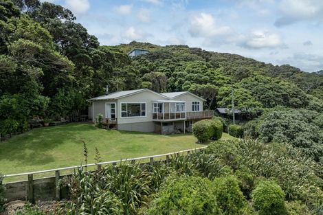 Photo of property in 14 Garden Road, Piha, 0772