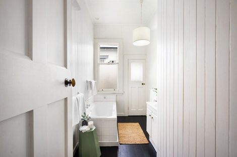 Photo of property in 45 Napier Terrace, Hospital Hill, Napier, 4110