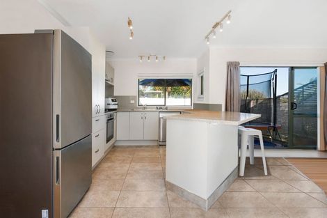 Photo of property in 16 Castlehill Court, Wattle Downs, Auckland, 2103