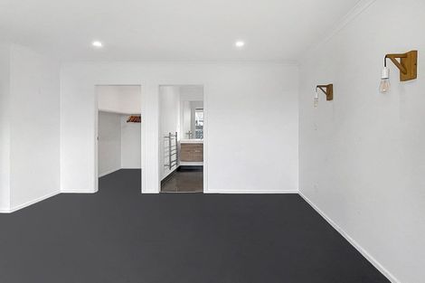 Photo of property in 111 Johnstone Drive, Fitzherbert, Palmerston North, 4410