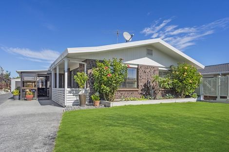 Photo of property in 1/52 Florence Avenue, Orewa, 0931