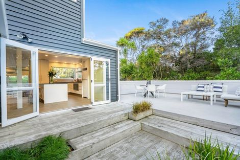 Photo of property in 17 Wernham Place, Northcote, Auckland, 0626