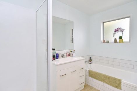 Photo of property in 2/122a Hay Street, Bromley, Christchurch, 8062