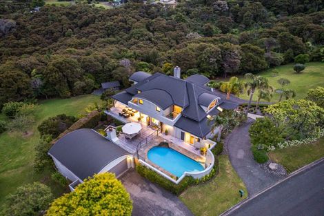 Photo of property in 2 Puriri Place, Sandspit, Warkworth, 0982