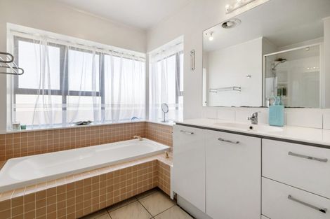 Photo of property in 20 Ronald Macken Place, Windsor Park, Auckland, 0632