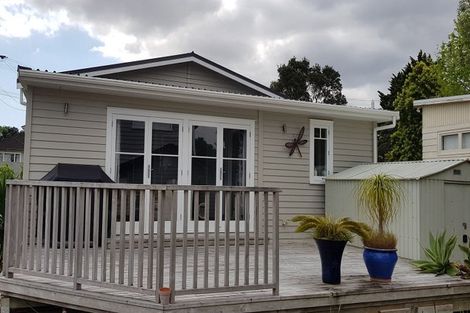 Photo of property in 5a Queen Mary Avenue, New Lynn, Auckland, 0600