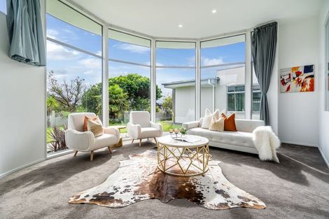 Photo of property in 90 Medallion Drive, Oteha, Auckland, 0632