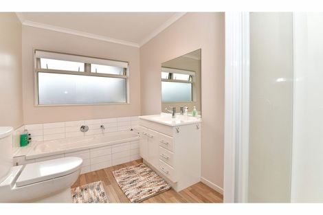 Photo of property in 10 Centreway Road, Orewa, 0931