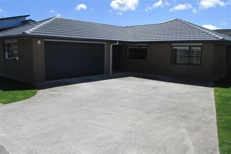 Photo of property in 13 Percy Kinsman Crescent, Riverstone Terraces, Upper Hutt, 5018