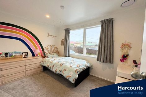 Photo of property in 20 Edgerton Road, Te Atatu Peninsula, Auckland, 0610